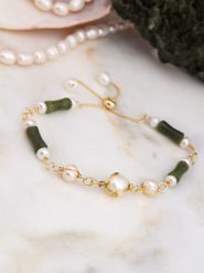 L'Atelier de Gaia Pozłacana bransoletka z jadeitem i perłami rozmiar: onesize. Białe bransoletki L'Atelier de Gaia, z jadeitem, pozłacane. Za 100.28 zł.