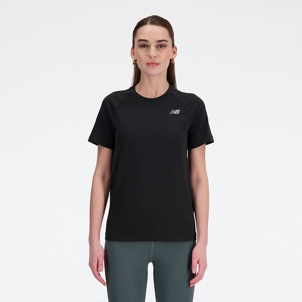 Koszulka damska New Balance WT41123BKH – czarna. Czarne bluzki New Balance, s, bez wzorów, z materiału, eleganckie, bez kołnierzyka, bez ramiączek. Za 129.99 zł.