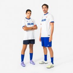 Koszulka piłkarska Anglia 2026 dla kibiców. Białe bluzki KIPSTA, s, bez wzorów, z materiału, sportowe, bez kołnierzyka, bez ramiączek. Za 44.99 zł.