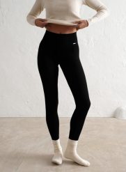 Damskie legginsy prążkowane, wełniane, z wysokim stanem czarne. Czarne legginsy AIM'N, xl, bez wzorów, z dzianiny, z podwyższonym stanem. Za 339.00 zł.