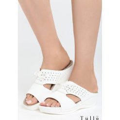 Białe Klapki Charming Bows. Białe klapki Born2be, bez wzorów, z materiału, bez obcasa, na koturnie. Za 64.99 zł.