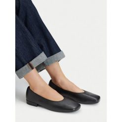Baleriny GINO ROSSI. Czarne baleriny Gino Rossi, bez wzorów, bez obcasa. Za 299.99 zł.
