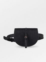 Becksöndergaard Skórzana saszetka w kolorze czarnym - 17,5 x 11 x 9 cm rozmiar: onesize. Czarne torby na ramię Becksöndergaard, bez wzorów, z materiału, sportowe, przez ramię, bez dodatków. Za 217.99 zł.