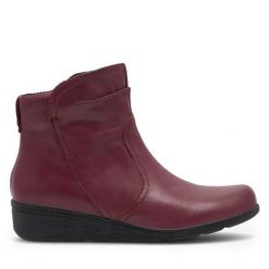 Botki Go Soft. Czerwone botki GO SOFT, bez wzorów, bez obcasa, na płaskiej podeszwie, bez zapięcia. Za 249.99 zł.