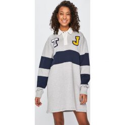 Tommy Jeans - Sukienka. Szare sukienki Tommy Jeans, na co dzień, m, z aplikacjami, z bawełny, casualowe, bez kołnierzyka, bez ramiączek, mini, proste. W wyprzedaży za 269.90 zł.