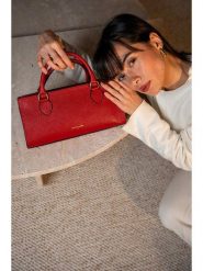 Christian Laurier Skórzana torebka "Alexine" w kolorze czerwonym - 29,5 x 14,5 x 7 cm rozmiar: onesize. Czerwone torby na ramię Christian Laurier, bez wzorów, z materiału, przez ramię, bez dodatków. Za 260.99 zł.