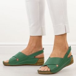 Zielone skórzane sandały damskie T.Sokolski 311. Zielone sandały Sokolski, bez wzorów, ze skóry, klasyczne, bez obcasa, na płaskiej podeszwie, bez zapięcia. Za 249.00 zł.