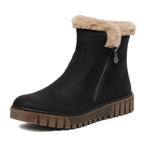 Botki Rieker. Czarne botki Rieker, bez wzorów, bez obcasa, na płaskiej podeszwie, bez zapięcia. Za 389.99 zł.