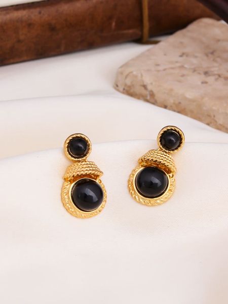 L'Atelier de Gaia Pozłacane kolczyki-wkrętki z onyksem rozmiar: onesize. Czarne kolczyki L'Atelier de Gaia, z onyksem, pozłacane. Za 78.66 zł.