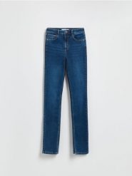 Jeansy slim fit z rozcięciem - granatowy. Niebieskie jeansy Reserved, bez wzorów. Za 139.99 zł.