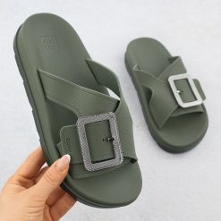 Klapki damskie basenowe plażowe z klamrą zielone Zaxy RR285075. Zielone klapki Zaxy, bez wzorów, z gumy, bez obcasa. Za 143.99 zł.