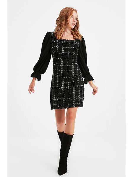 Trendyol Sukienka w kolorze czarno-białym rozmiar: 34. Czarne sukienki Trendyol, bez wzorów, bez kołnierzyka, bez ramiączek, mini. Za 61.17 zł.