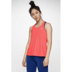 Top treningowy damski TSDF305 - czerwony neon. Czerwone topy 4f, bez wzorów, z dzianiny, bez kołnierzyka, bez ramiączek. W wyprzedaży za 39.99 zł.