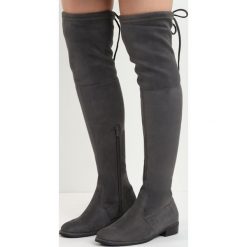 Ciemnoszare Kozaki Lady In Grey. Szare kozaki Born2be, na zimę, z materiału, z okrągłym noskiem, przed kolano, bez obcasa, na płaskiej podeszwie, bez zapięcia. Za 119.99 zł.