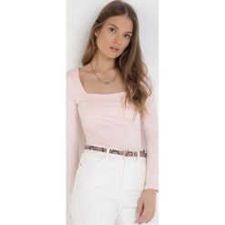 Jasnoróżowa Bluzka Alexusi. Czerwone bluzki Born2be, l, bez wzorów, z dzianiny, eleganckie, bez kołnierzyka, bez ramiączek. Za 69.99 zł.