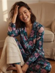 Satynowa piżama we wzór kwiatowy - ciemny turkus. Piżamy Sinsay, bez wzorów, z satyny, bez ramiączek. Za 79.99 zł.