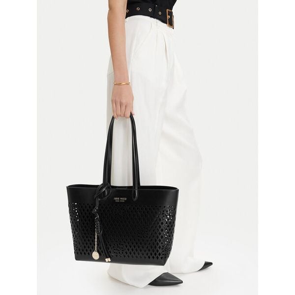 Torebka Nine West. Czarne shopper Nine West, bez wzorów, bez dodatków. Za 228.99 zł.