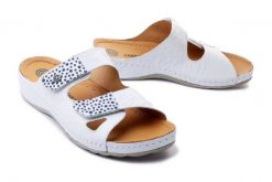 DR. BRINKMANN 700226-03 weiss, klapki profilaktyczne damskie. Białe klapki Dr. Brinkmann, bez wzorów, ze skóry, bez obcasa. Za 309.90 zł.