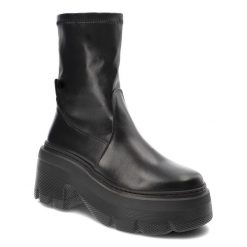 Czarne Botki Karino Stylowe Obuwie Damskie Na Platformie. Czarne botki Karino, bez wzorów, ze skóry, bez obcasa, na platformie, bez zapięcia. Za 449.00 zł.