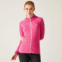 Bluza polarowa damska Yonder Hoody. Czerwone bluzy Regatta, bez wzorów, z elastanu, z kapturem. W wyprzedaży za 74.99 zł.