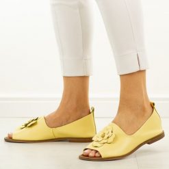 Żółte 126 skórzane Polskie sandały damskie z zakrytą piętą Deoni D487A. Żółte sandały Deoni, z aplikacjami, z jeansu, casualowe, bez obcasa, na płaskiej podeszwie, bez zapięcia. Za 449.00 zł.