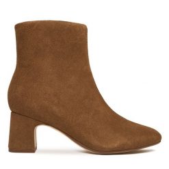 Botki Clarks. Brązowe botki Clarks, bez wzorów, bez obcasa, na słupku, bez zapięcia. Za 569.99 zł.