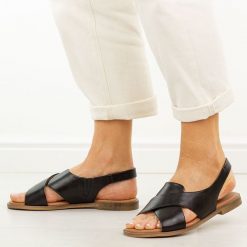 Czarne płaskie sandały damskie Potocki 12798. Czarne sandały POTOCKI, bez wzorów, ze skóry, eleganckie, bez obcasa, na płaskiej podeszwie, bez zapięcia. Za 169.00 zł.