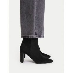Botki JENNY. Czarne botki Jenny, bez wzorów, bez obcasa, na słupku, bez zapięcia. Za 179.99 zł.