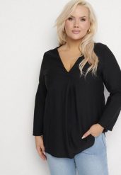 Czarna Bluzka z Wiskozą i Trójkątnym Dekoltem Zitoria. Czarne bluzki Born2be, xl, bez wzorów, z wiskozy, bez kołnierzyka, bez ramiączek. Za 59.99 zł.