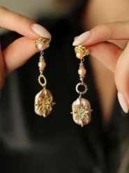 Pierres delicates Pozłacane kolczyki-wkrętki z perłami i kamieniami szlachetnymi rozmiar: onesize. Białe kolczyki Pierres delicates, z cyrkonią, pozłacane. Za 69.99 zł.