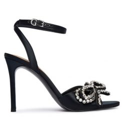 Sandały Guess. Czarne sandały Guess, z aplikacjami, bez obcasa, na szpilce, bez zapięcia. Za 619.99 zł.