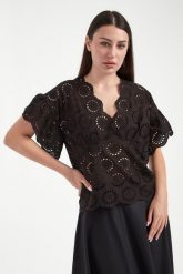 Bluzka damska w haft angielski TWINSET. Bluzki Twinset Milano, bez wzorów, bez kołnierzyka, bez ramiączek. W wyprzedaży za 608.30 zł.