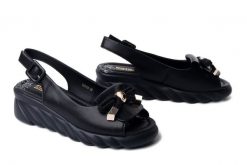 Artiker Relaks 58C0055 Czarny, sandały damskie. Czarne sandały Artiker Relaks, bez wzorów, bez obcasa, na koturnie, bez zapięcia. Za 239.90 zł.