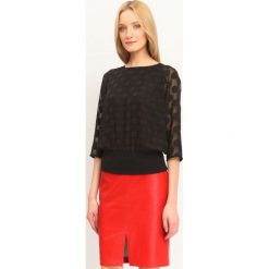 BLUZKA DŁUGI RĘKAW REGLAN, LUŹNA. Czarne bluzki TOP SECRET, bez wzorów, biznesowe, bez kołnierzyka, bez ramiączek. W wyprzedaży za 69.99 zł.
