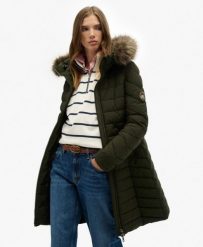 Superdry Płaszcz Fuji z kapturem i sztucznym futrem, długość midi. Zielone płaszcze Superdry, bez wzorów, z nylonu, z kapturem. Za 656.40 zł.