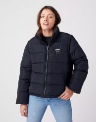 WRANGLER SHORT PUFFER DAMSKA KURTKA PRZEJŚCIOWA BLACK W4R9YJ100 112319249. Czarne kurtki Wrangler, xs, bez wzorów, bez kaptura. Za 359.99 zł.