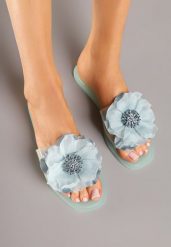 Jasnozielone Klapki Ozdobione Cyrkoniami i Kwiatową Aplikacją 3D Luritte. Zielone klapki Renee, z aplikacjami, z jeansu, bez obcasa, na obcasie. Za 49.99 zł.