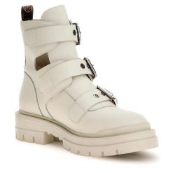 Botki Guess. Botki Guess, z aplikacjami, bez obcasa, na płaskiej podeszwie, bez zapięcia. Za 789.99 zł.