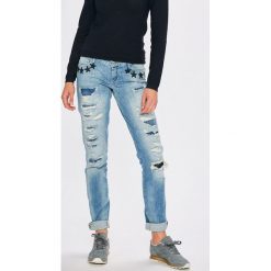Guess Jeans - Jeansy Starlet. Niebieskie jeansy Guess Jeans, l, z aplikacjami, z obniżonym stanem. W wyprzedaży za 199.90 zł.
