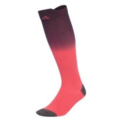 WYGODNE SKARPETY BIEGOWE DO ŁYDKI Z WYKOŃCZENIEM TYPU DIP-DYE. Czerwone skarpety Adidas, bez wzorów, z bawełny. Za 89.95 zł.