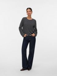 Vero Moda Koszulka w kolorze czarnym rozmiar: XS. Czarne bluzki Vero Moda, xs, bez wzorów, bez kołnierzyka, bez ramiączek. Za 70.41 zł.