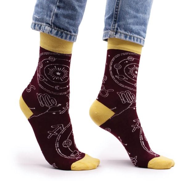 Skarpetki bambusowe Hop Hare - Zodiak. Fioletowe skarpety HAPPY HOP, bez wzorów, z elastanu. Za 29.99 zł.