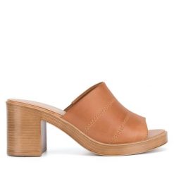 Klapki Lasocki. Brązowe klapki Lasocki, bez wzorów, bez obcasa. Za 169.99 zł.