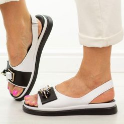 Białe skórzane sandały damskie Cambell 13307. Białe sandały Cambell, z aplikacjami, ze skóry, eleganckie, bez obcasa, na płaskiej podeszwie, bez zapięcia. Za 259.00 zł.