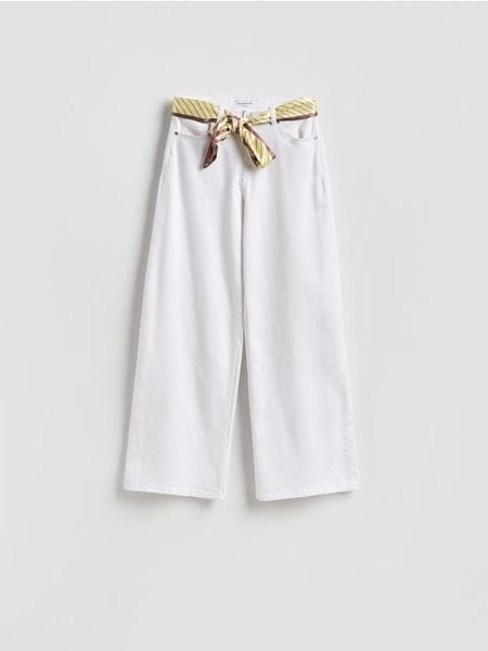 Jeansy wide leg z chustą - biały. Białe jeansy Reserved, bez wzorów. W wyprzedaży za 65.99 zł.