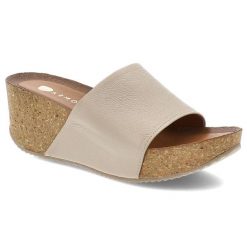 Beżowe Klapki Armodo Stylowe Obuwie Damskie Na Koturnie. Brązowe klapki Armodo, bez wzorów, z jeansu, bez obcasa, na koturnie. Za 319.00 zł.