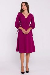 Rozkloszowana sukienka z kopertowym dekoltem fioletowa. Fioletowe sukienki Stylove, s, bez wzorów, eleganckie, bez kołnierzyka, bez ramiączek, kopertowe. Za 349.00 zł.