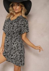 Czarno-Biała Sukienka w Drobny Wzór o Rozkloszowanym Fasonie Wiązana w Talii Ferettia. Czarne sukienki Renee, na lato, l, bez wzorów, z materiału, bez kołnierzyka, bez ramiączek, mini, rozkloszowane. Za 44.99 zł.