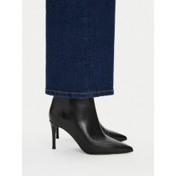 Botki GINO ROSSI. Czarne botki Gino Rossi, bez wzorów, bez obcasa, na szpilce, bez zapięcia. Za 499.99 zł.