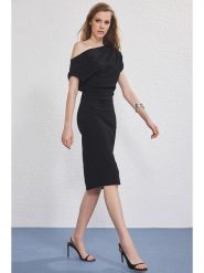 Trendyol Sukienka w kolorze czarnym rozmiar: XL. Czarne sukienki Trendyol, xl, bez wzorów, bez kołnierzyka, bez ramiączek, midi. Za 107.37 zł.